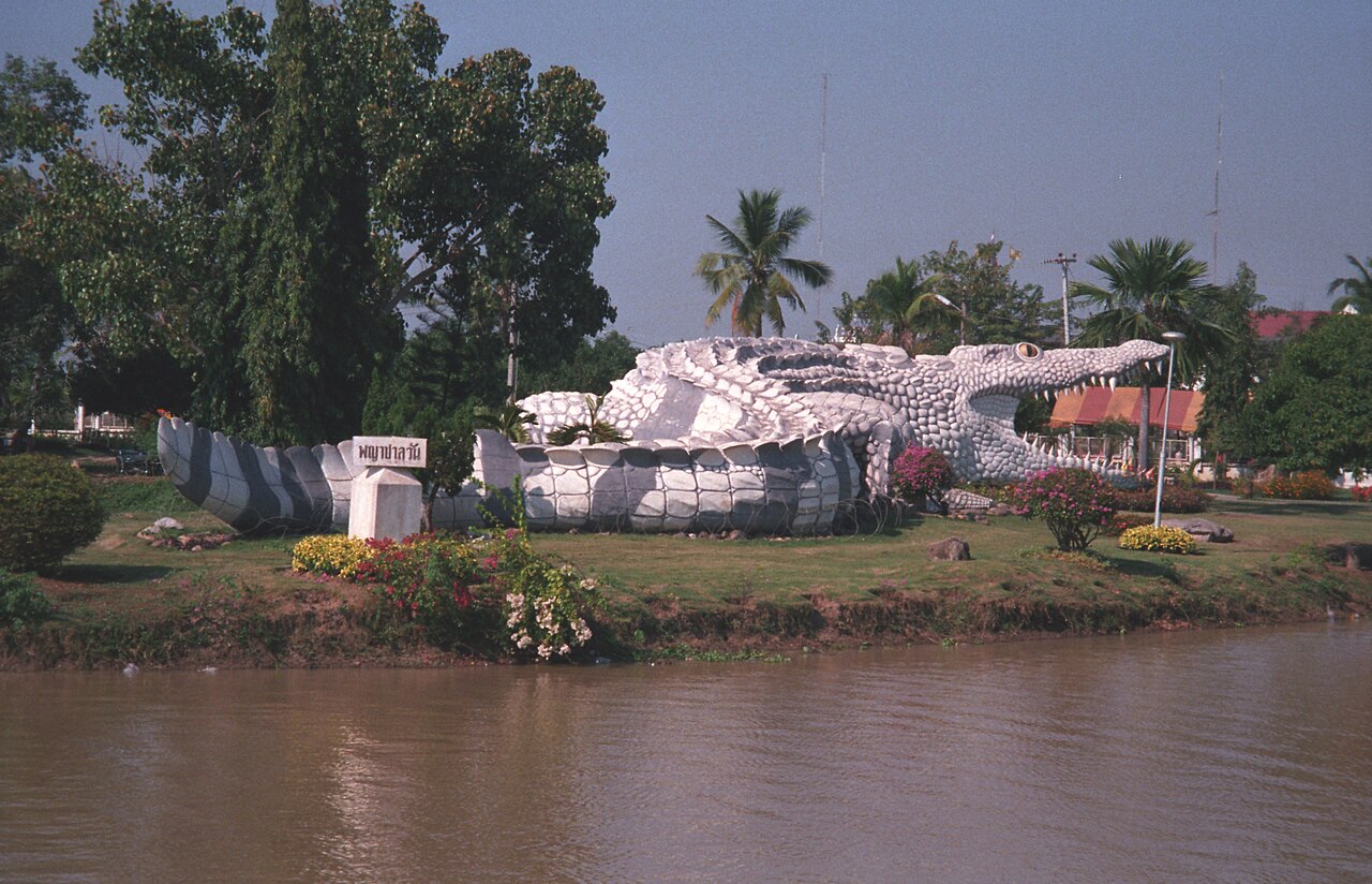 Sculpture géante d'un crocodile gueule ouverte au parc de Bueng Si Fai à Phichit