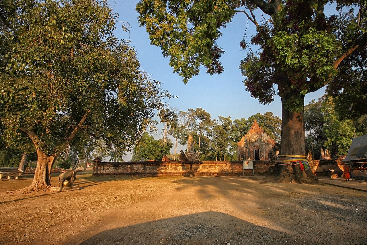 Grands arbres et ancien sanctuaire en briques de Wat Pho Prathap Chang