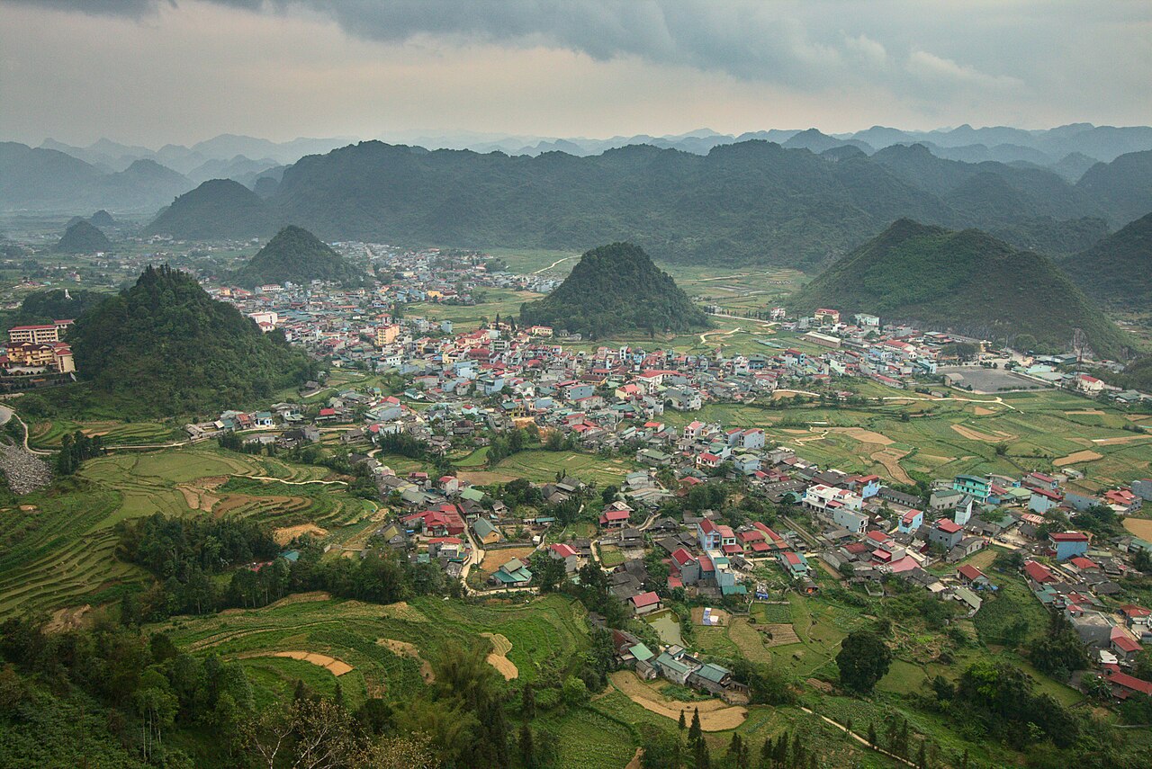 Vallée de Tam Sơn et collines karstiques vues depuis la Porte du Ciel de Quản Bạ