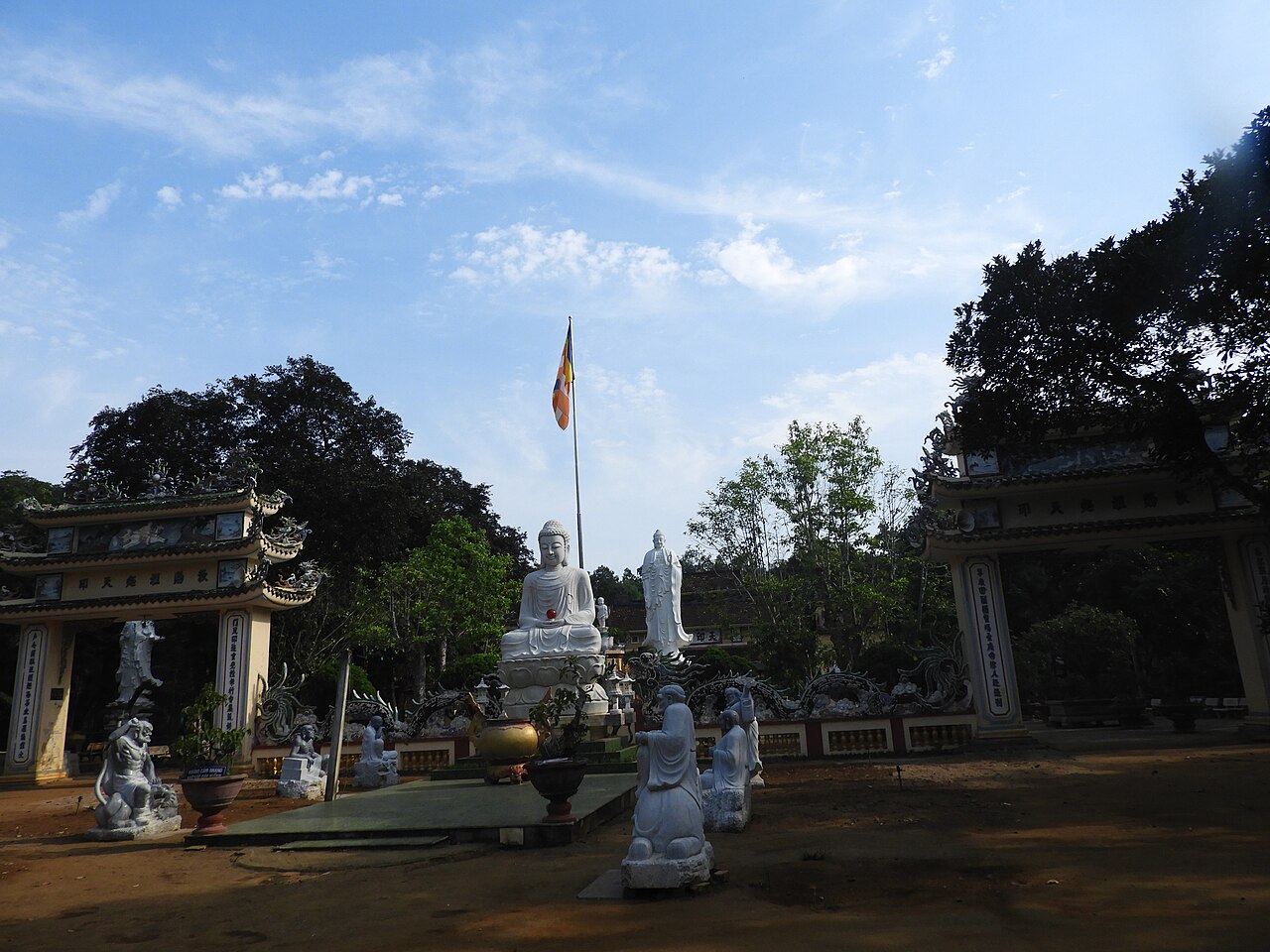 Cour et bâtiments de la pagode Thiên Ấn sur sa colline à Quảng Ngãi