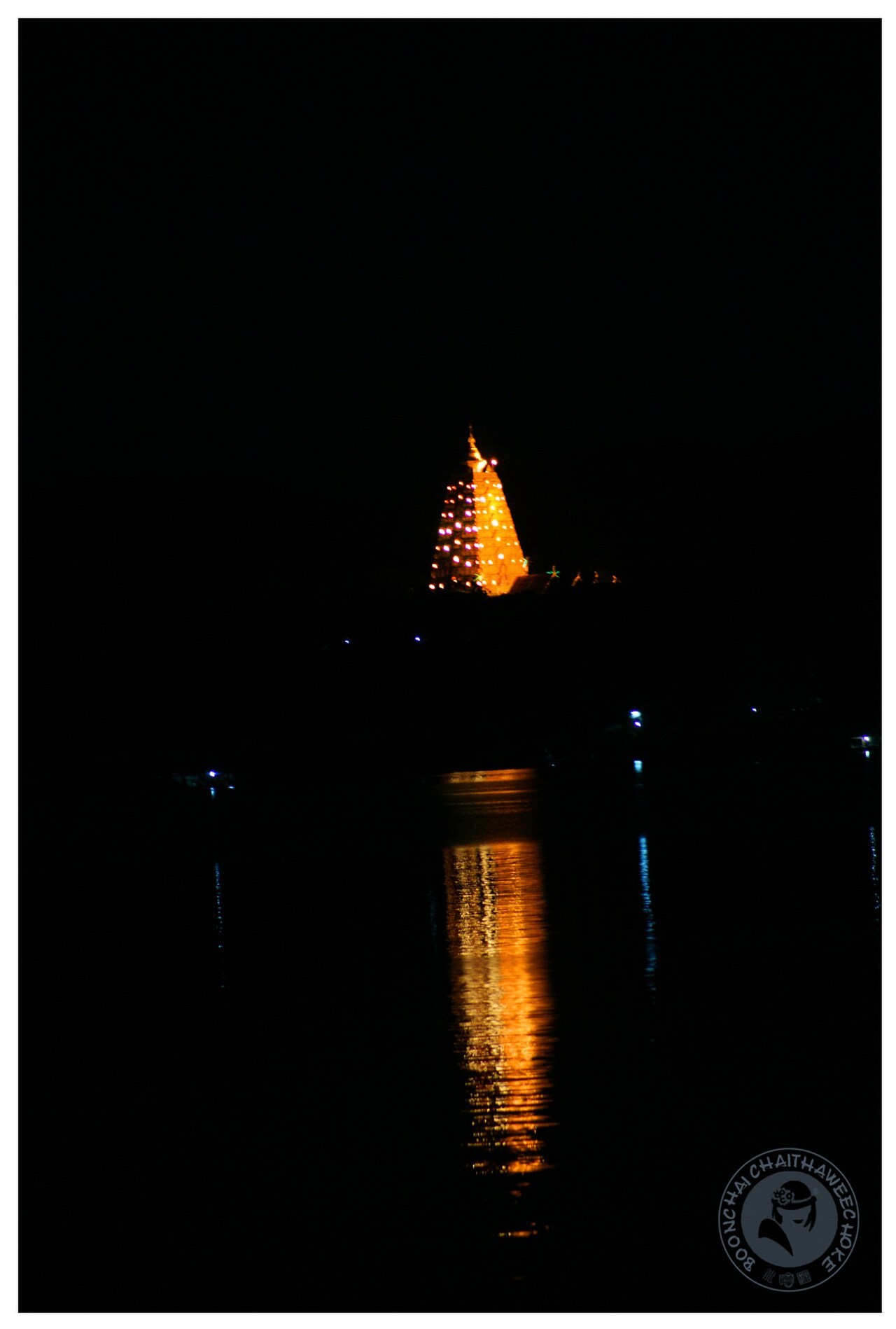 Chedi doré illuminé la nuit au-dessus du lac de Sangkhla Buri
