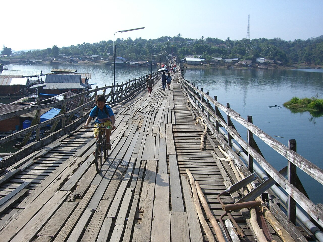 Habitants marchant sur les planches du pont Mon au-dessus du lac