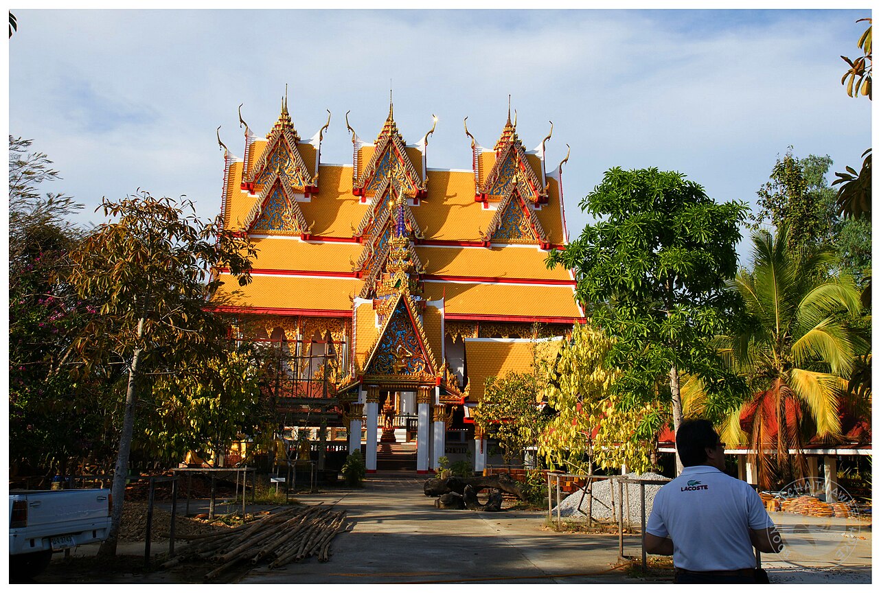 Toits dorés du temple Wat Wang Wiwekaram à Sangkhla Buri