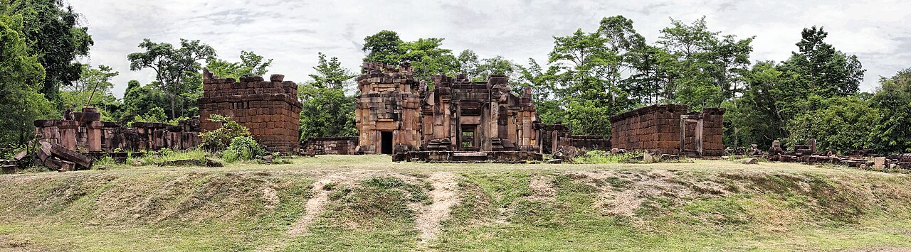 Vue dans l'axe de l'enceinte de Prasat Ta Muen Thom vers le sanctuaire en grès