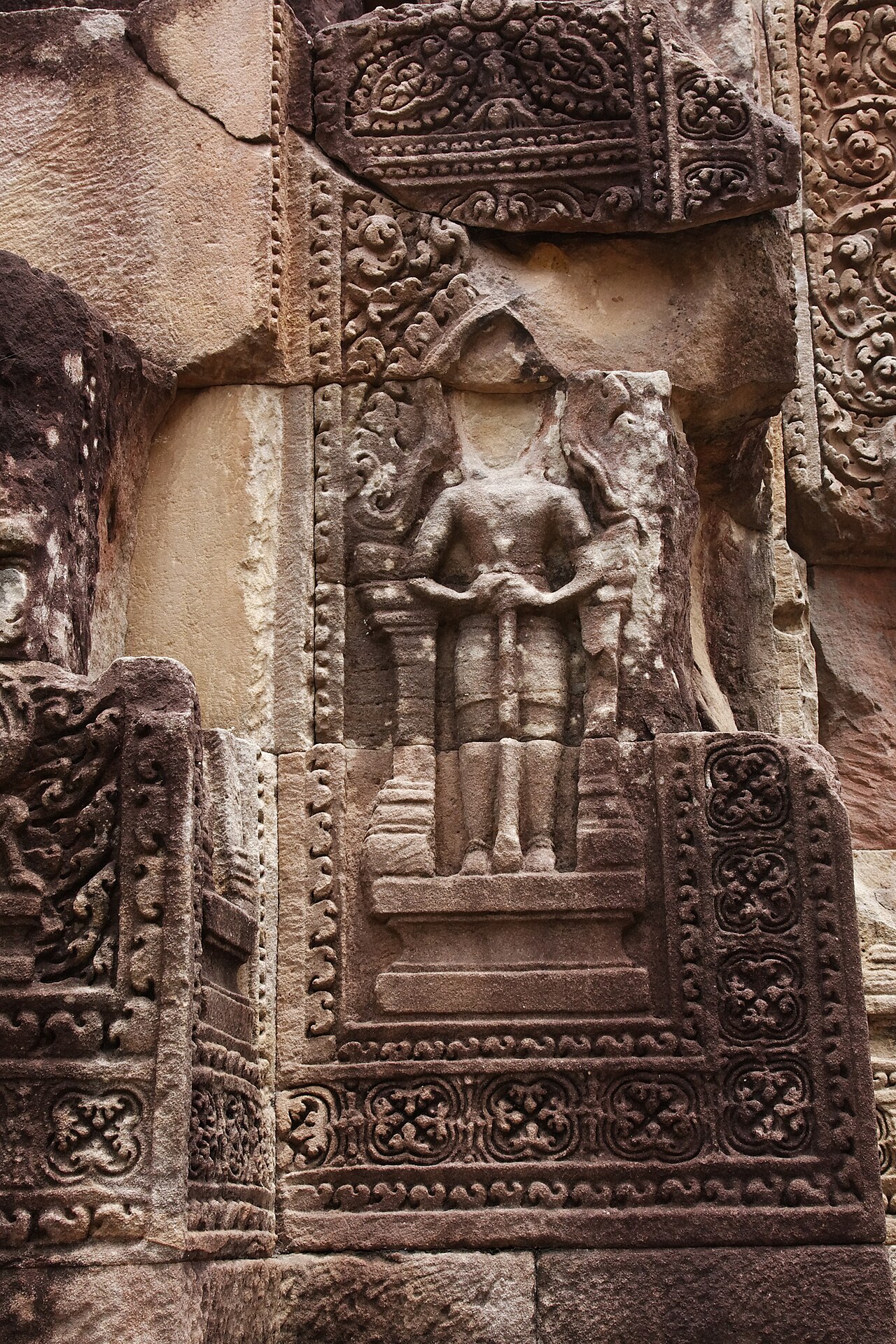 Devata sculptée sur un pilier en grès de Prasat Ta Muen Thom