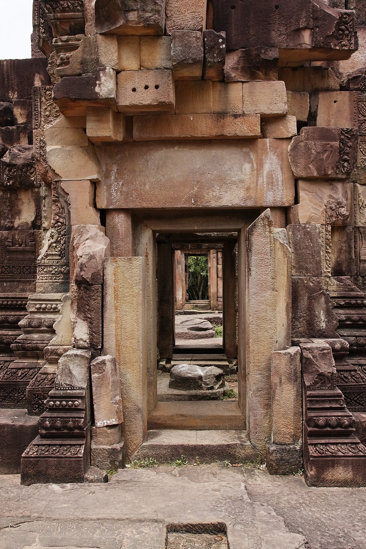 Enfilade de portes en grès dans le sanctuaire de Prasat Ta Muen Thom