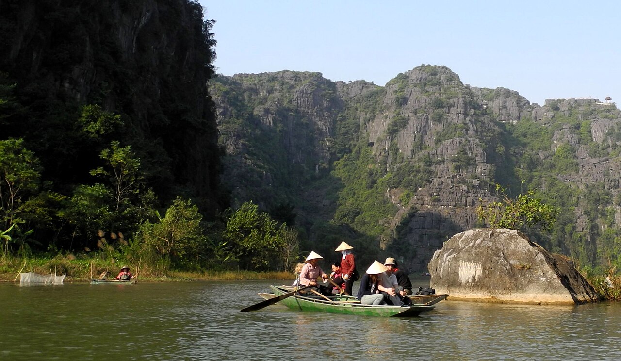 Barque à rames sur la rivière de Tam Cốc entre des pitons calcaires