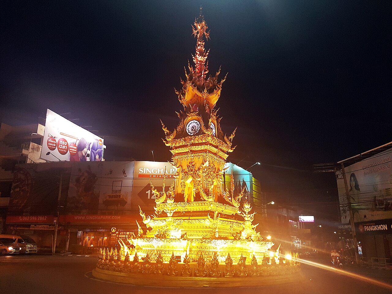 Tour de l'horloge dorée de Chiang Rai au milieu du rond-point en journée