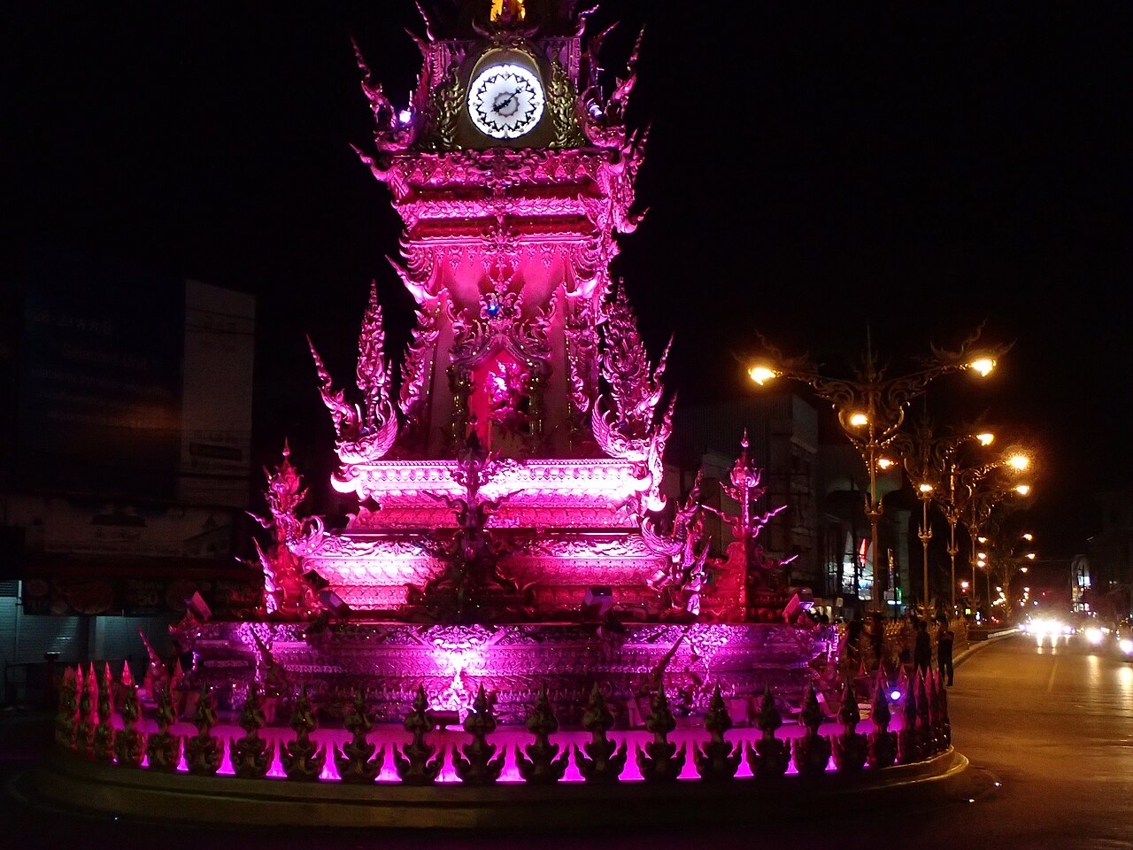 Tour de l'horloge de Chiang Rai éclairée en violet pendant le spectacle du soir