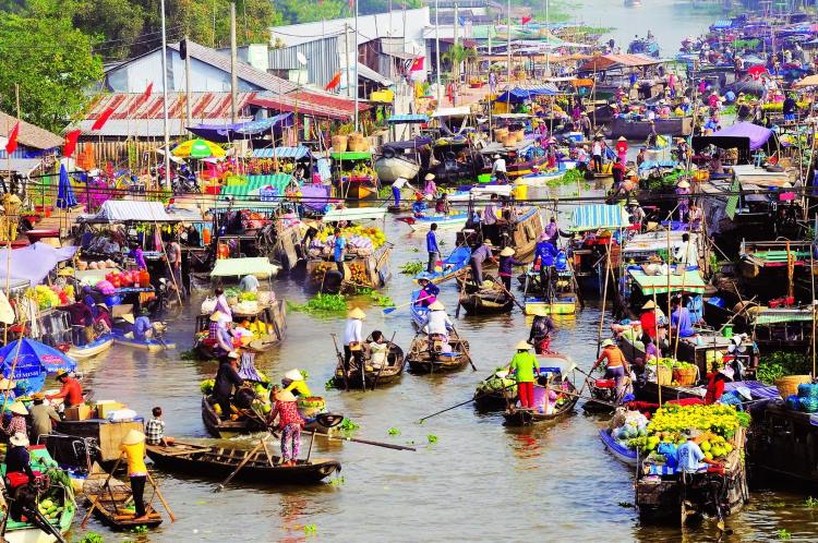 Les locaux se rassemblent au marche flottant de Ca Mau