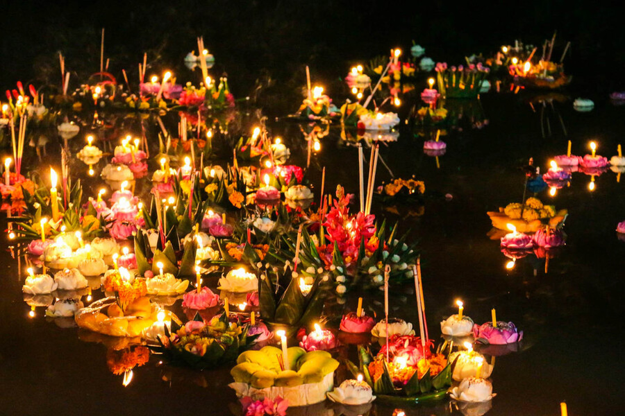 Il faut arriver tôt pour admirer la magie du festival de Loy Krathong