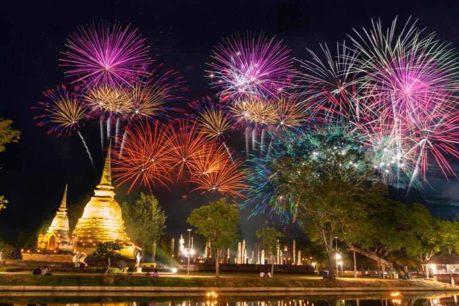 Des radeaux décorés de fleurs et de bougies flottent sur la rivière à l’occasion du festival Loy Krathong, créant un spectacle magique