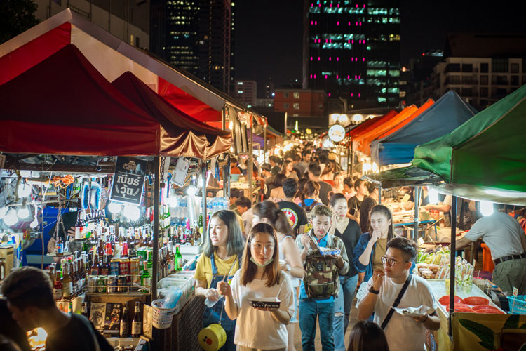 Marché nocturne de Bangkok, où se rassemble la scène culinaire de rue thaïlandaise