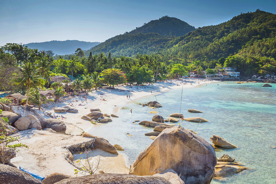Plage tranquille adaptée aux familles à Koh Samui en mai