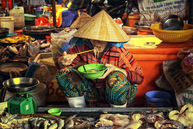 vous trouverez nettement la vie quotidienne des habitants locaux en venant le marché nocturne de Ha Tien 