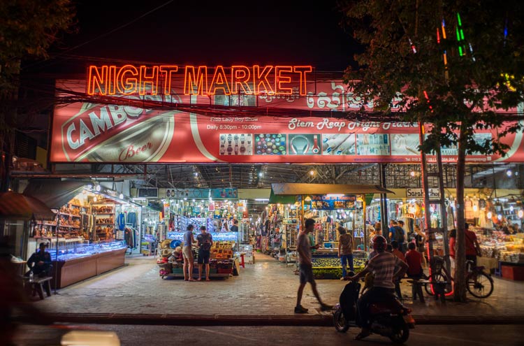 Entrée illuminée d'un marché de nuit près de Pub Street à Siem Reap