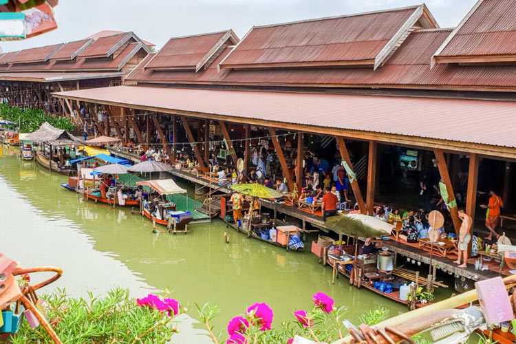 Le marché flottant à Ayutthaya