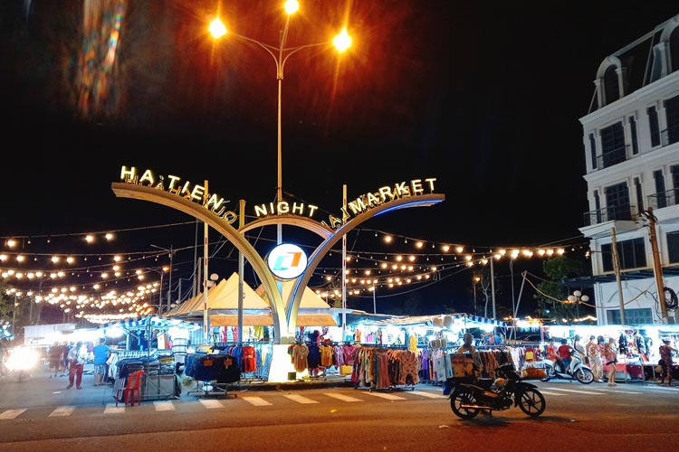 Marché nocturne de Ha Tien ssetrouve au centre ville est toujours animée chaque nuit