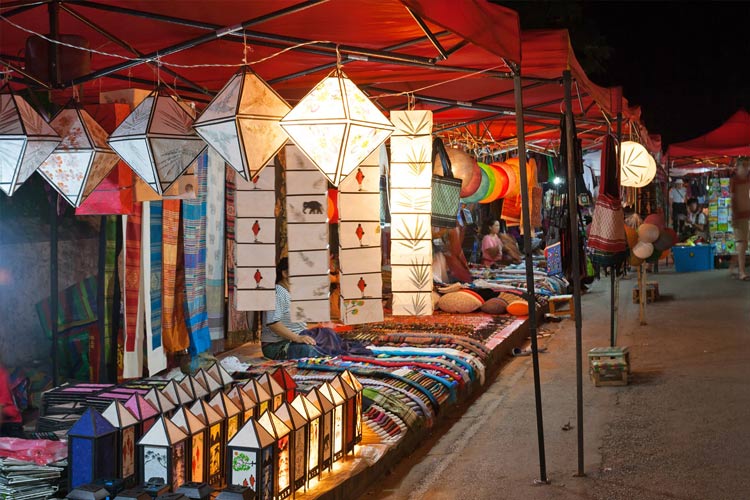 Marché nocturne est une attraction incontournable lors de visiter Luang Prabang