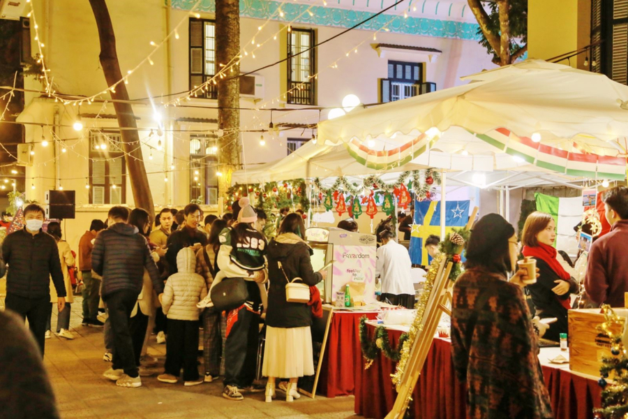 Vous pouvez participer aux foires organisées pendant les fêtes de Noël pour profiter de l'ambiance chaleureuse de cette période au Vietnam