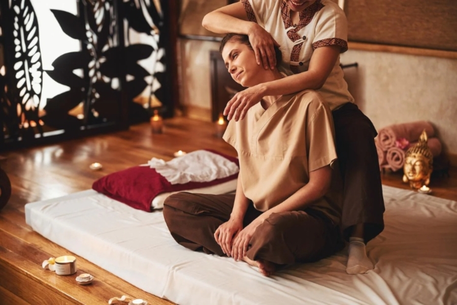 Baan Hom Samunphrai transmet l'art du massage traditionnel thaïlandais associé aux vertus des herbes médicinales