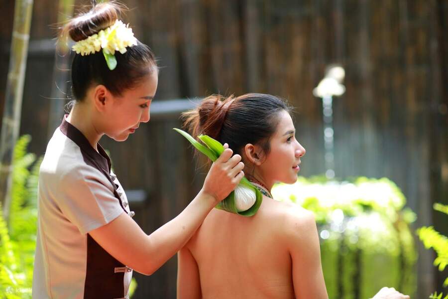 Massage traditionnel thaïlandais de Fah Lanna Spa est prodigué dans des cabines en bois