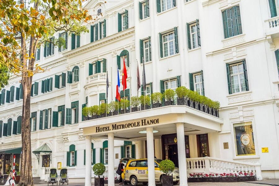 Façade du Sofitel Legend Metropole Hanoi, hôtel historique de style colonial alliant élégance française et hospitalité vietnamienne