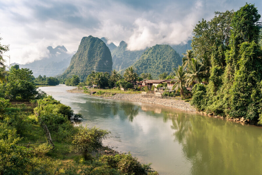 Rivière paisible serpentant entre les montagnes karstiques à Muang Ngoi