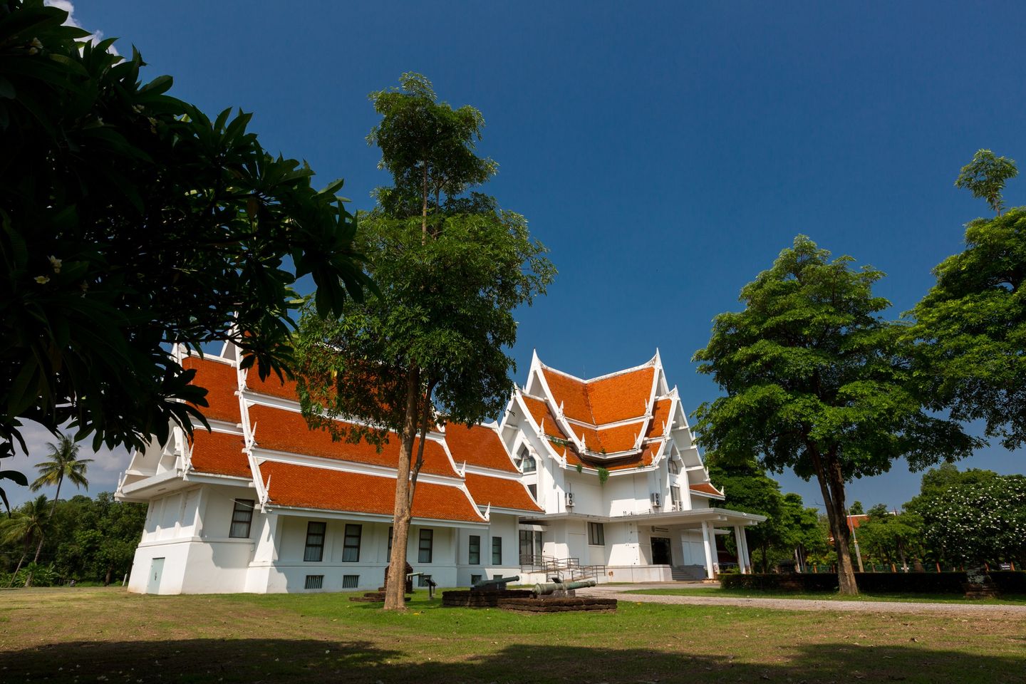 Le système de toit en tuiles du musée est construit selon l'architecture traditionnelle thaïlandaise