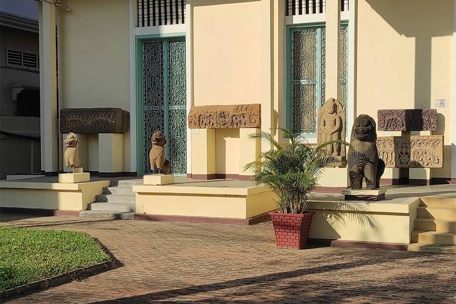 Les trésors en dehors du musée de Battambang