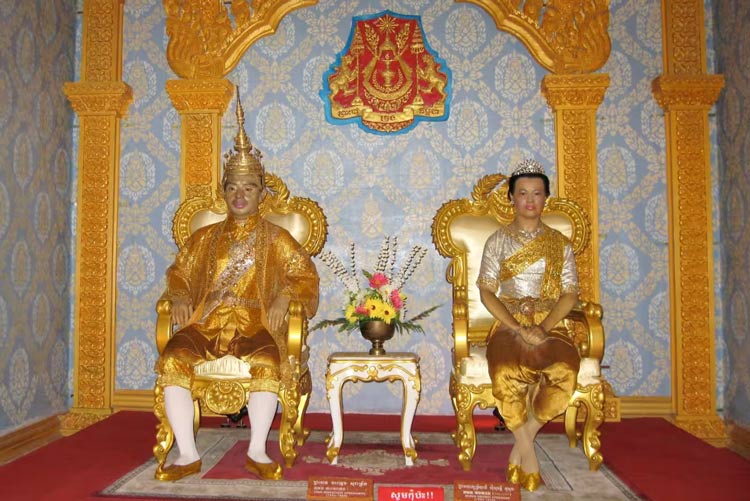 Statues des Rois et Reine cambodgiens dans le Village Culturel Cambodgien