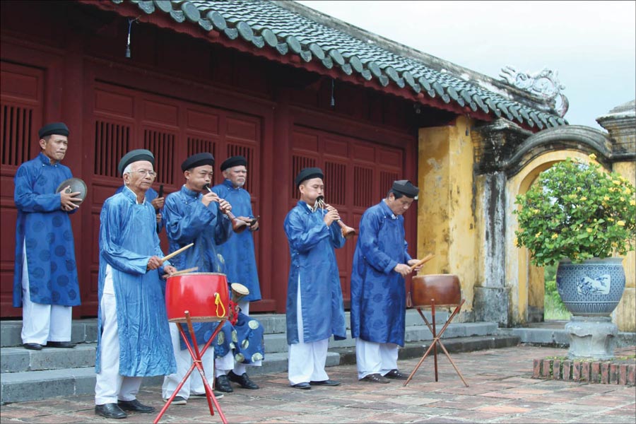 Les musicens jouent de la musique de la cour royale de Hue