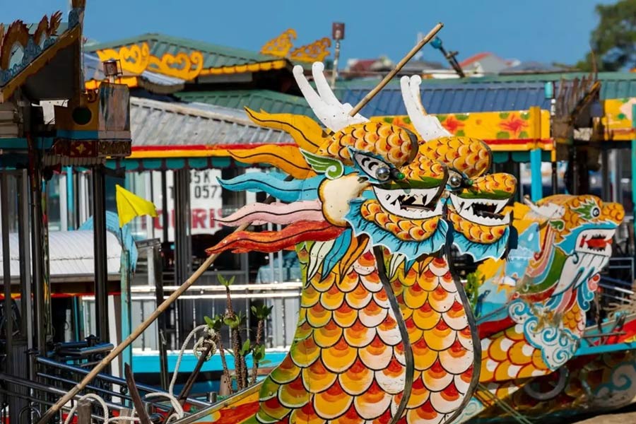 Le bateau-dragon est un lieu idéal pour voir la musique de la cour royale à Hue