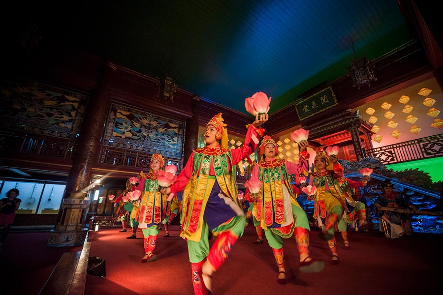 La danse traditionel dans la performance du musique de la cour royale de Hue