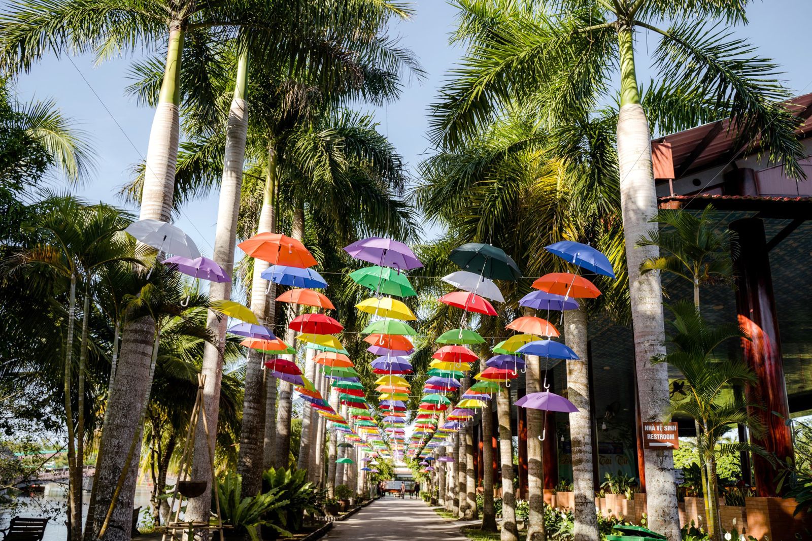 Le village touristique de My Khanh est conçu comme un espace écotouristique reproduisant,