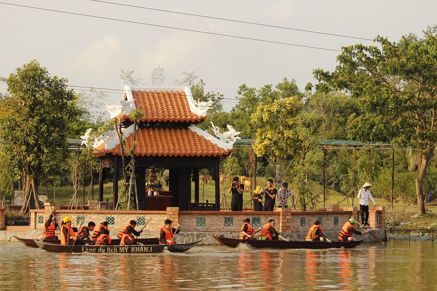 Le village touristique de My Khanh est généralement ouvert tous les jours de 7 h 30 à 17 h
