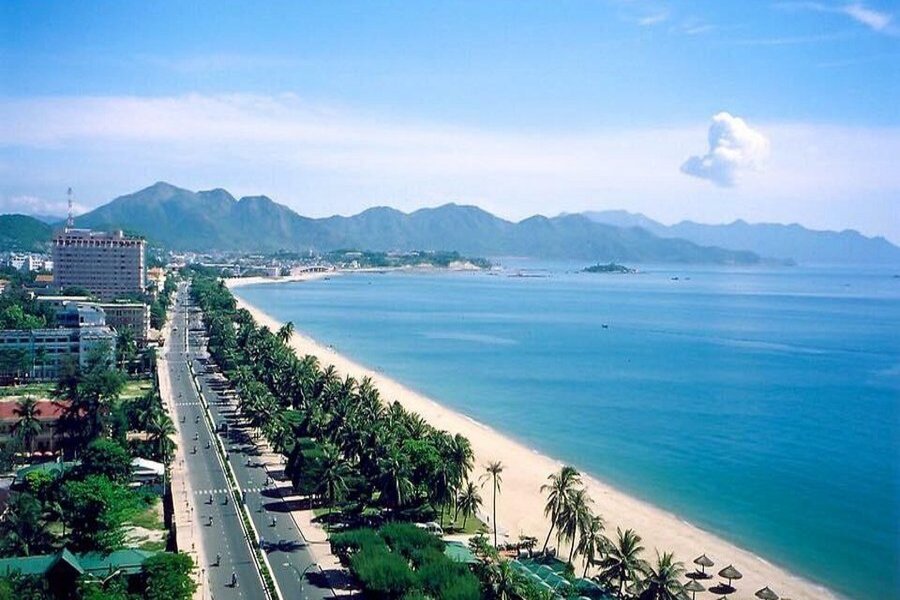 Sable blanc et eaux cristallines à Nha Trang, destination balnéaire du Vietnam