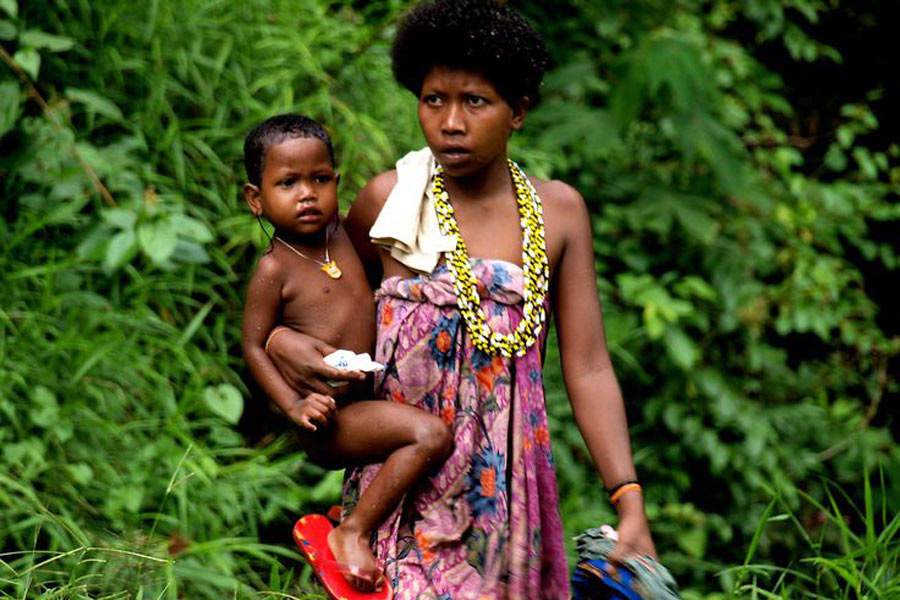 Deux membres aborigène d'une des tribus Asli au parc national de Taman Negara