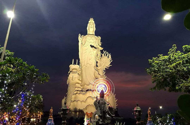 La statue d'Avalokiteshvara en plein milieu de l'étang aux lotus de la pagode Go Ken à Tay Ninh