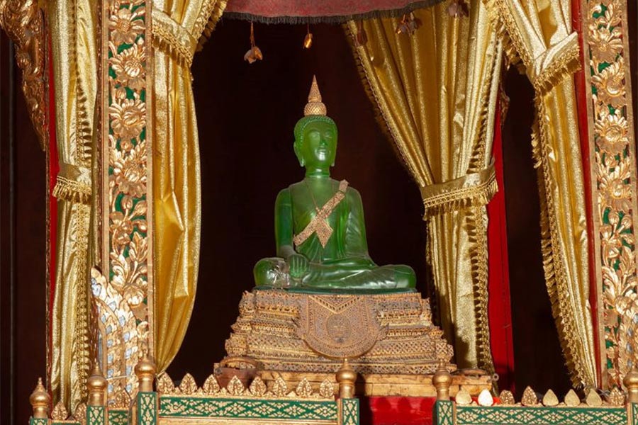 Statue de Bouddha d'Émeraude est une caractéristique notable de la pagode d'argent