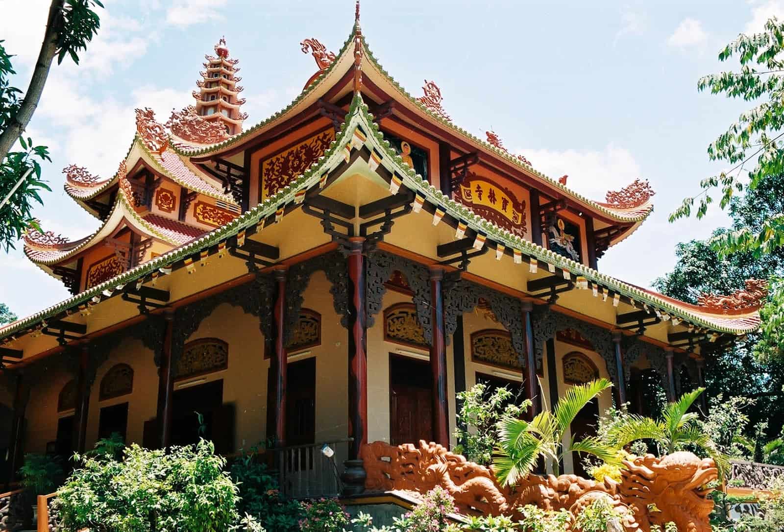 La pagode Bao Lam présente une architecture vietnamienne traditionnelle