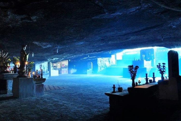 Pagode de Hang à Ha Tien est une temple bouddiste se trouve au coeur d'une grotte