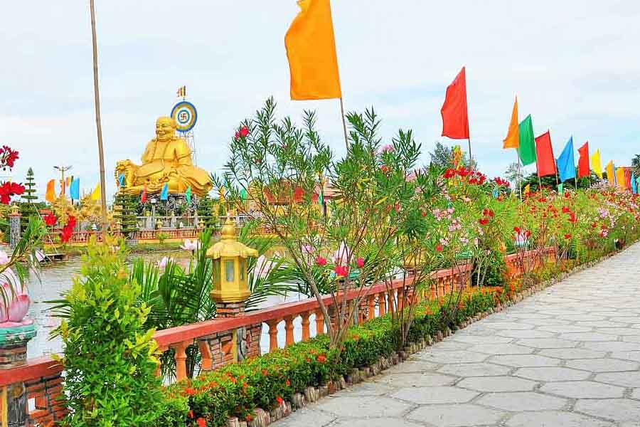 La pagode Van Phuoc possède de nombreux lieux et statues que les visiteurs peuvent admirer.