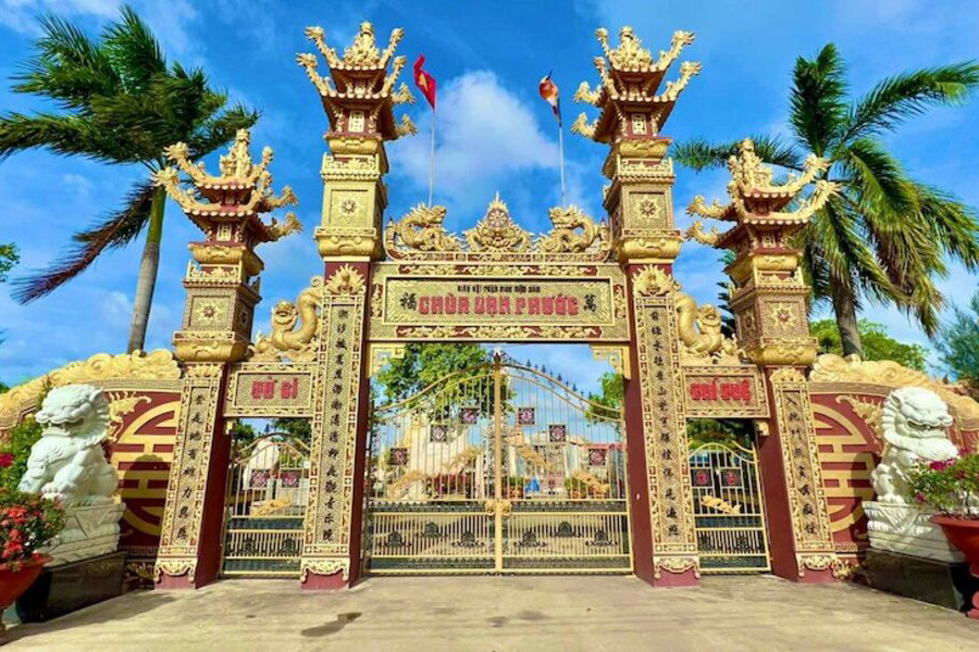 La porte Tam Quan majestueuse et colorée de la pagode Van Phuoc