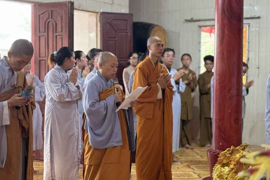  Les visiteurs de la pagode Van Phuoc peuvent allumer un bâton d’encens