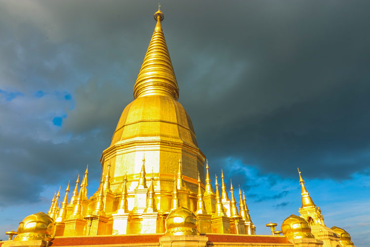 Wat Mahathat Chedi Sri Wiang Chai est renommé par son architecture dorée