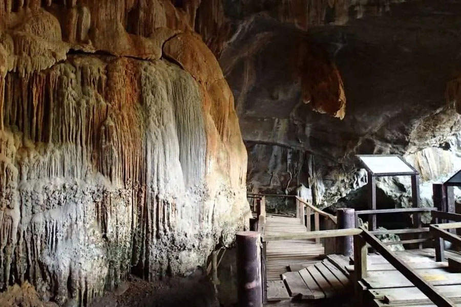 La grotte aux crocodiles est particulière avec ses stalactites vieilles de plusieurs centaines d'années