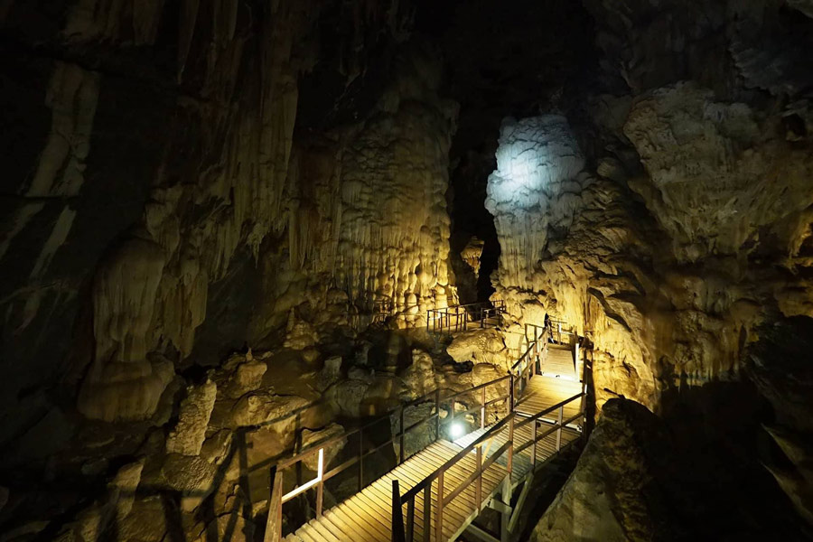 La grotte possède des formations rocheuses spectaculaires