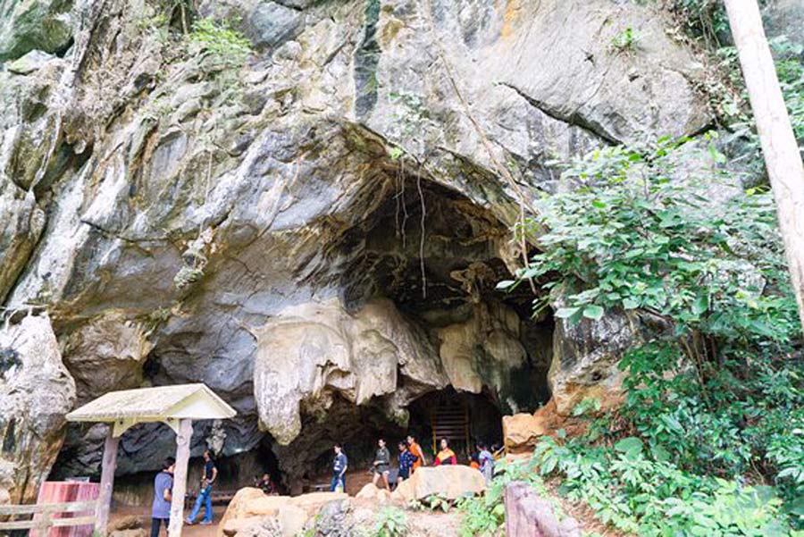 Paysage à l'extérieur de la grotte de Phu Pha Phet
