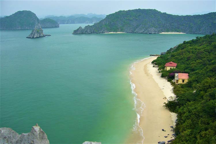 Plage de Cat Dua est en face des iles calcaires majestueuses